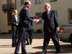 El ministro de Relaciones Exteriores, Angelino alfano, da la bienvenida al secretario de Estado estadounidense, Rex Tillerson. AP / R. Dalle