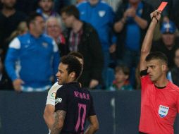 El delantero aplaudió al cuarto árbitro al salir del terreno de juego tras su tarjeta roja. AFP / ARCHIVO