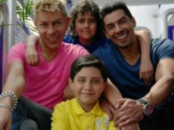 'Pink' trata sobre una pareja de hombres homosexuales que adopta a un niño que será estigmatizado por crecer en un hogar gay. ESPECIAL /