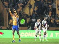 El francés André-Pierre Gignac terminó por ser una pesadilla para la central inédita del Guadalajara en Liga. MEXSPORT /