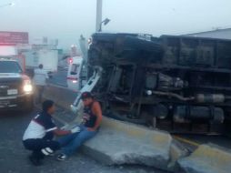 Debido al impacto, el muro cayó sobre un vehículo que circulaba por el carril contrario. ESPECIAL /