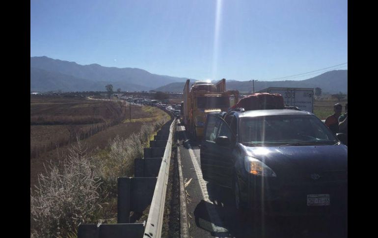 Hay algunos automovilistas que han reportado la circulación de vehículos en sentido contrario para librarse del tráfico. TWITTER / @manuelbravod