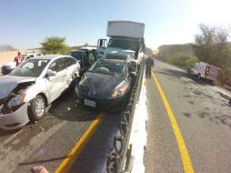 Seis vehículos estuvieron involucrados en el percance, a la altura de Acatlán de Juárez. ESPECIAL /