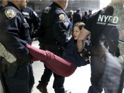 Tras negarse a salir del edificio, los protestantes fueron arrestados. EFE / A. Gombert