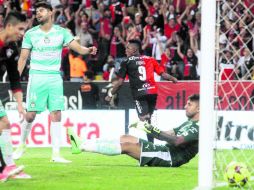 'Alegría' dio la alegría. Fidel Martínez corre a festejar el gol que le dio el empate a los Zorros. La Fiel estalló en júbilo. EFE /