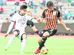 Hizo el gol del honor. Christian López (d), marcó para los Leones Negros en el partido de despedida, pues quedaron eliminados. ESPECIAL / ASCENSO MX