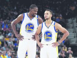 Peligrosos. La dupla de Kevin Durant y Stephen Curry busca llevar a los Warriors a otra serie final. AP /