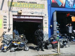 Debido a que en el lugar algunas persons comercializan partes robadas, los operativos de seguridad son constantes. EL INFORMADOR / ARCHIVO
