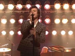 Styles debutó como solista en la emisión de ‘Saturday Night Live’. YOUTUBE / Saturday Night Live