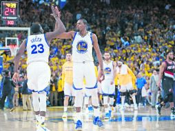Estrellas. Draymond Green (#23) y Kevin Durant (der.), se combinaron para aportar 51 de los 121 puntos de los Warriors. EFE / J. Mabanglo