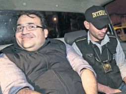 Risueño. El ex gobernador de Veracruz, Javier Duarte, se mostró muy sonriente a su llegada a la cárcel del cuartel Matamoros. AP /