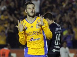 El festejo de Gignac fue gráfico y simbólico: extendió los cinco dedos de la mano derecha y formó un cero con la otra. ESPECIAL / XINHUA