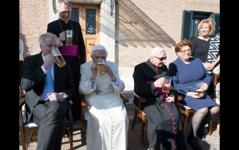 En las fotos se puede ver a un Joseph Ratzinger muy alegre, en buena salud y tomando cerveza junto a su hermano Georg. NTX / L'OSSERVATORE ROMANO