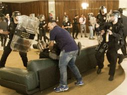 Autoridades del Congreso cerraron todos los accesos al edificio. EFE / J. Alves