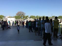Venezolanos hacen fila frente a la estación de la Policía Federal de Boa Vista, en Brasil, para pedir asilo político. EFE / T. Broner