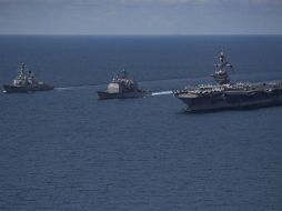 El USS 'Michael Murphy', el crucero 'Lake Champlain' y el portaaviones 'Carl Vinson' en el Océano Índico. EFE /