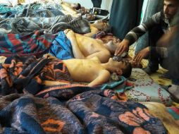 Víctimas del ataque del 4 de abril en Jan Sheijun reciben ayuda después de la agresión. AP / Archivo