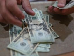 La divisa de origen estadounidense descendió seis centavos en comparación con el cierre previo. EL INFORMADOR / ARCHIVO