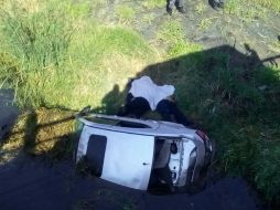 En el lugar, una camioneta blanca, modelo Dodge Advenger 2008, volcó hacia el canal y quedó sumergida dentro del agua. ESPECIAL /