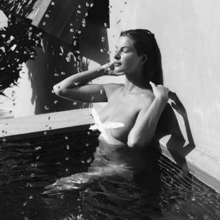 Montserrat Oliver publica foto de su novia desnuda