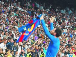 Héroe azulgrana. Messi celebra uno de sus dos goles ante una tribuna pintada que sólo observa al artífice de la derrota merengue. AFP / O. del Pozo