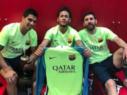 Neymar se reencontró con Lionel Messi y Luis Suárez, con quienes se tomó fotografías en el vestuario. TWITTER / @neymarjr