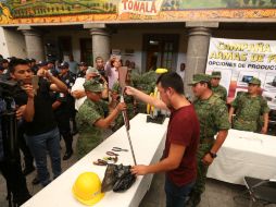 David acudió al módulo de canje de armas en Tonalá para dejar un rifle que perteneció a su abuelo. Lo hizo por la seguridad de su hija. EL INFORMADOR / G. Gallo