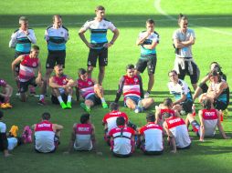 Valoración. Matías Almeyda da instrucciones a sus jugadores durante un entrenamiento. MEXSPORT /