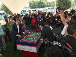 Tras la presentación de Chivalandia, Vergara jugó un partido de futbolito con el Gobernador de Jalisco Aristóteles Sandoval. TWITTER / @jorgevergara