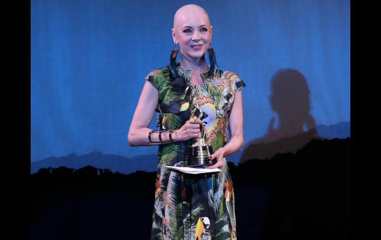 Con una actitud muy positiva, Edith González asiste a los premios Luminus. SUN / V. Rosas