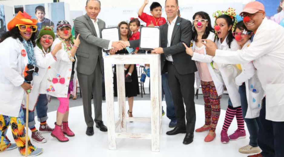 Reyes Baeza y Skoog, durante la firma del acuerdo, mencionan que es una gran oportunidad para incidir en derechos de los niños. ESPECIAL /