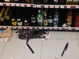 En el lugar se aseguró un cuchillo, así como una motocicleta negra en la que los sujetos habrían llegado al negocio. ESPECIAL /