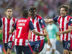 Jugadores de Chivas celebran el gol de Alanís. MEXSPORT / C. de Marchena