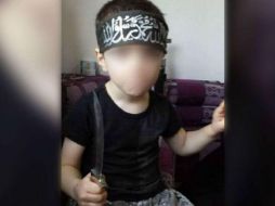 El pequeño recita alabanzas al Estado Islámico en las imágenes. ESPECIAL /