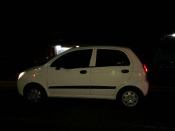 El cuerpo estaba a cuatro metros de un auto que quedó encendido; no llevaba identificaciones personales. ESPECIAL /