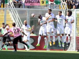 Salcedo cometió la falta que generó el tiro libre que a la postre significó el primer gol del Palermo. EFE / C. Lannino