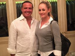 En la imagen, el cantante aparece con una camisa blanca, con su habitual bronceado y muy sonriente. INSTAGRAM / crystelad