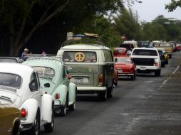 El desfile reunió a dos mil 491 automóviles antiguos de más de 30 años. EFE / T. Llorca