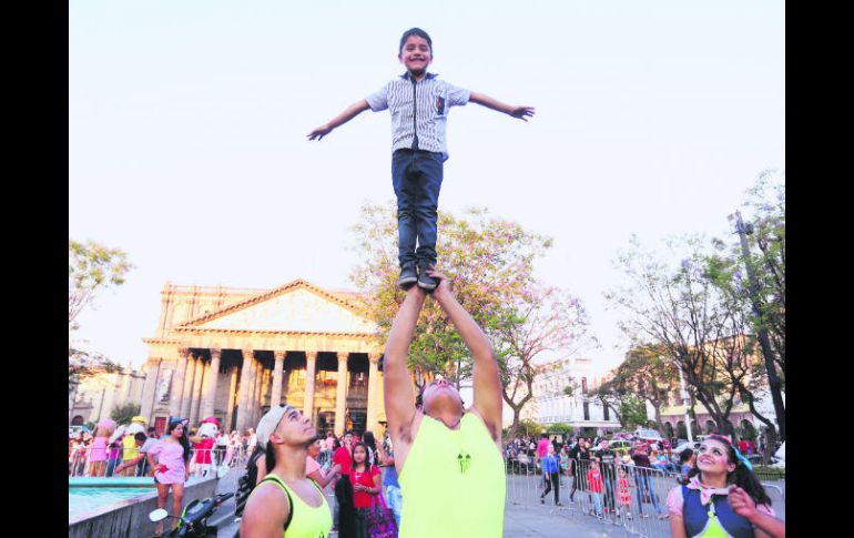 Feliz. Un 'atrevido' voluntario posa sonriente en la Plaza de la Liberación. EL INFORMADOR / G. Gallo