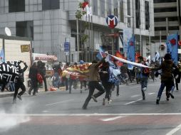 Manifestantes corren durante una carga policial durante la celebración del Día Internacional de los Trabajadores en Estambul. EFE / S. Suna