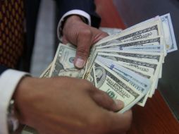 Para 2018 la paridad cambiaria baja de 19.84 pesos a 19.56 pesos por billete verde. EL INFORMADOR / ARCHIVO