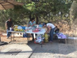 Un par de mesas con alimentos en la calle Paseo Guayacán, fueron el centro de abastecimiento de los brigadistas durante la jornada. ESPECIAL /