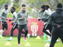 Preparación. El delantero del Mónaco, Radamel Falcao (centro) durante el entrenamiento. EFE /