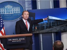 Mick Mulvaney, director de la Oficina de Presupuesto de la Casa Blanca, muestra una fotografía de los trabajos en la frontera. AFP / M. Ngan