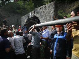 Equipos de rescate laboran arduamente para rescatar a las víctimas. AFP / M. Hassanzadeh