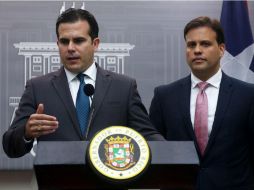 Ricardo Rosselló (Izq.), gobernador de Puerton Rico anuncia la decisión al a lado de su representante en Junta de Supervisión Fiscal. EFE / T. Llorca