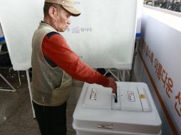 Un anciano emite su voto en Seúl. EFE / J. Heon-Kyun