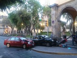 Los tripulantes de ambos vehículos optaron por esperar los pases médicos de sus aseguradoras. ESPECIAL /