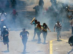 Este jueves, estudiantes universitarios se enfrentaron con piedras y cócteles molotov con la policía. AFP / F. Parra
