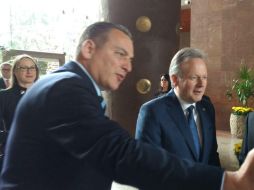 Stephen S. Poloz (derecha) sostuvo una visita en México; enfatizó que la duda tiene repercusiones reales en las empresas. TWITTER / @CanChamMx